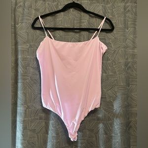 SKIMS fits Everybody CAMI BODYSUIT in Pedal